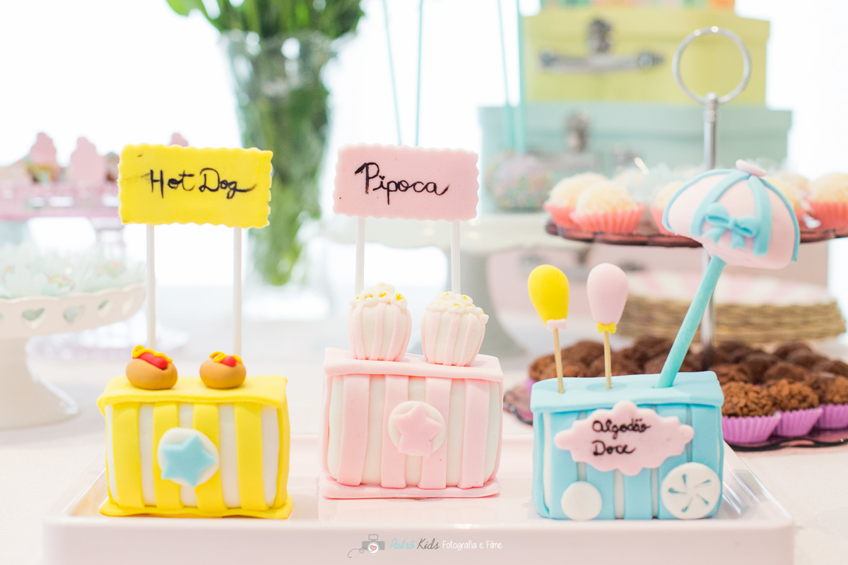 Fotografia da decoração da festa de 2 anos da Lívia com o tema Parque de diversões doces personalizados