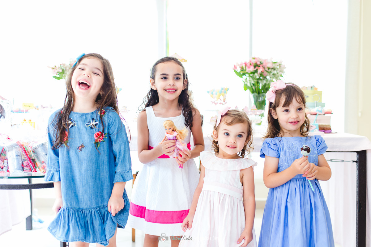 Retrato das primas se divertindo na festa de 2 anos da Lívia