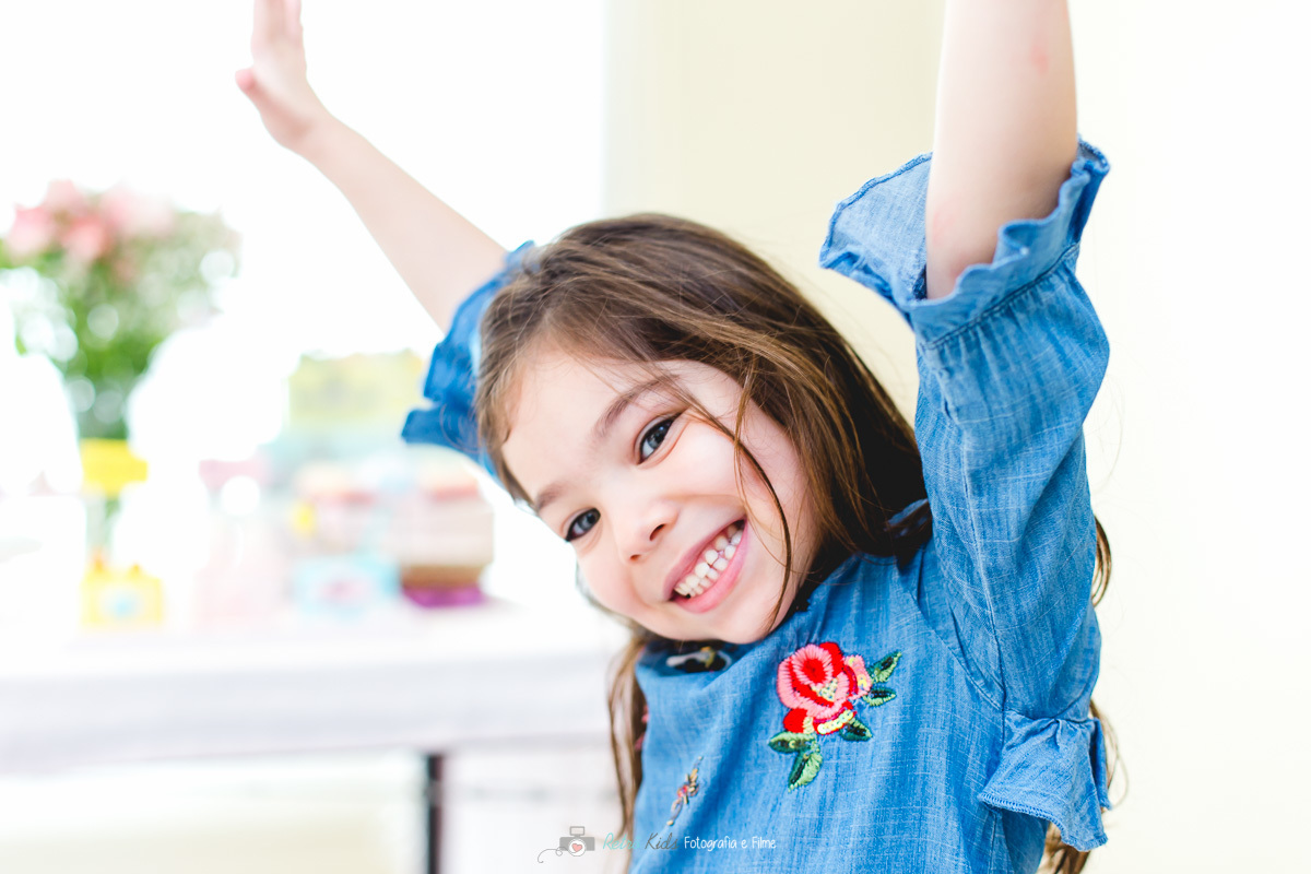 Foto da Alice, prima da aniversariante, brincando na festa da Livia