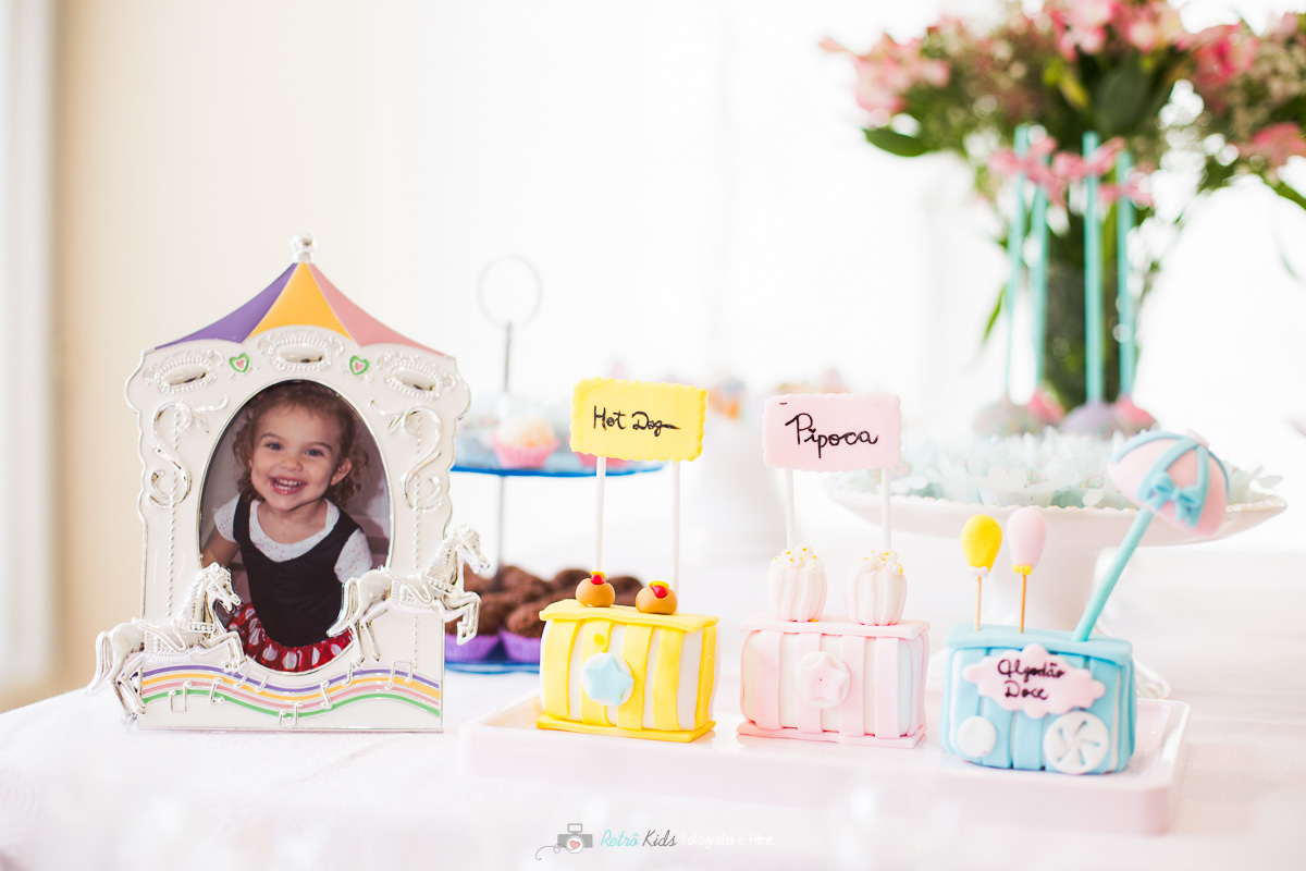 Fotografias dos doces personalizados para a festa de 2 anos da Lívia com o tema Parque de diversões