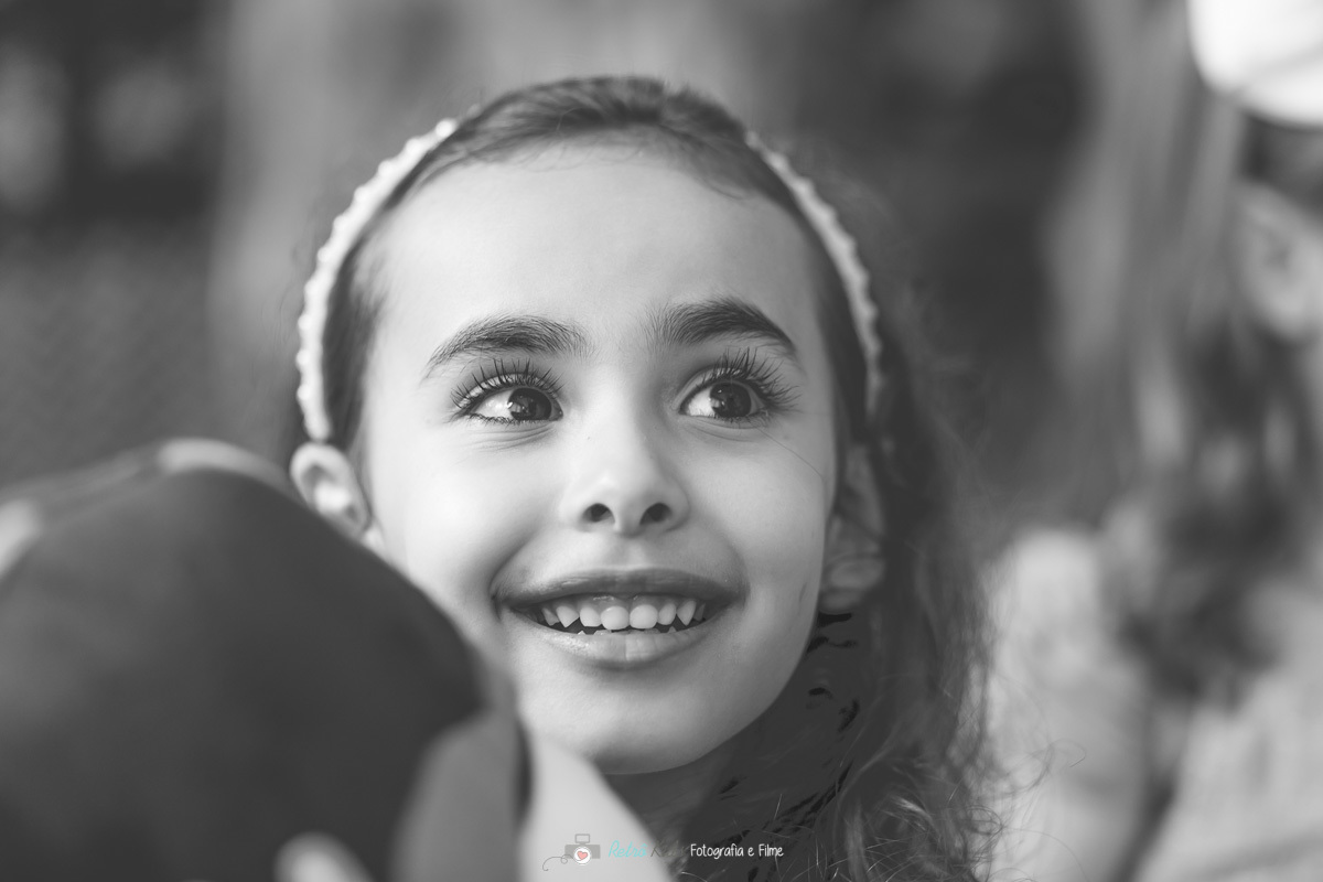 Retrato preto e branco da Lara no aniversário de 2 anos da Lívia