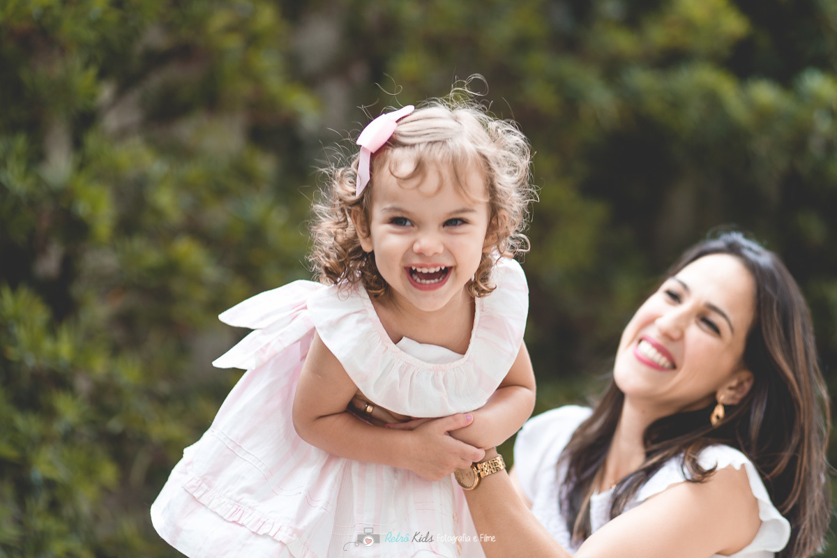 Mamãe fazendo aviãozinho com a Lívia na festa de 2 aninhos