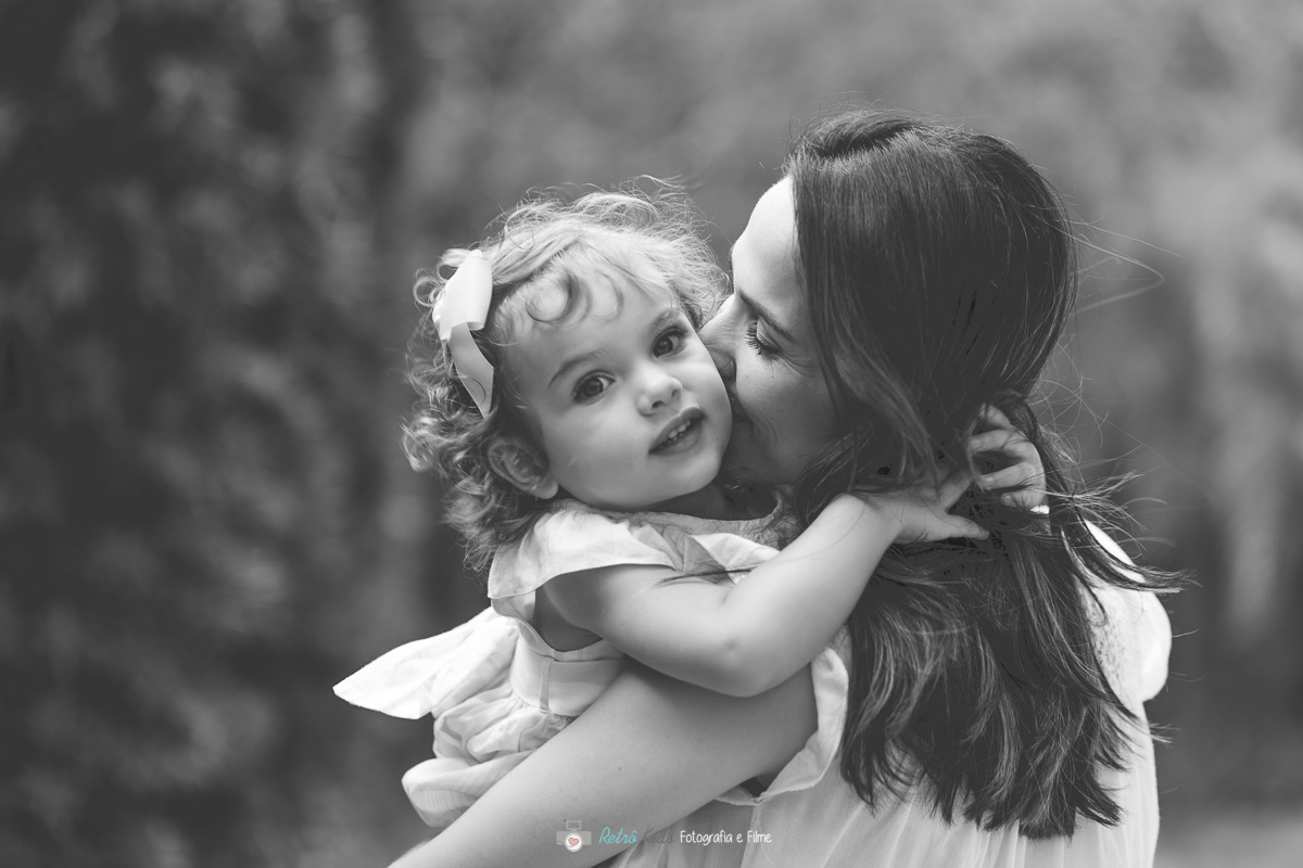 Foto da mamãe com a Lívia dando um beijinho carinhoso em sua festa de 2 anos