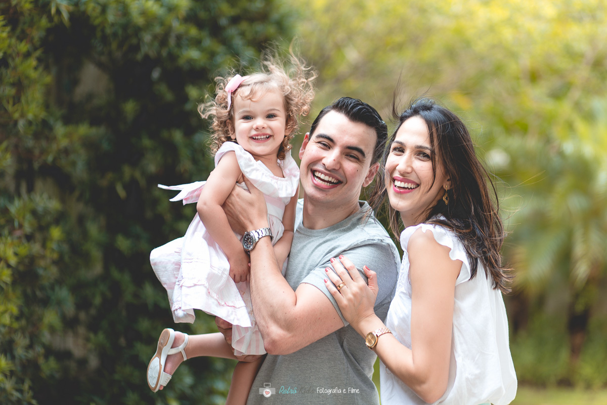 Família brincando com a aniversariante na área externa da festa no condomínio da família por Retrô Kids Fotografia