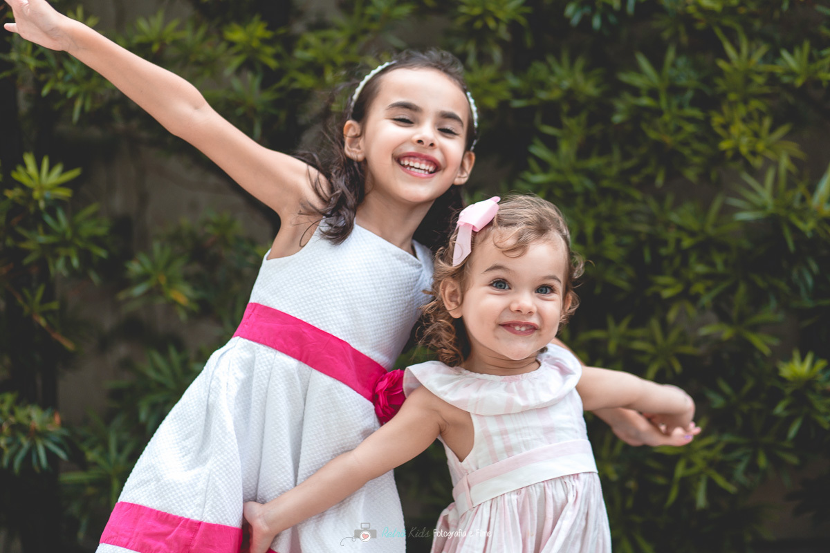 Retrato das Irmãs brincando no  aniversário de 2 anos  da Lívia