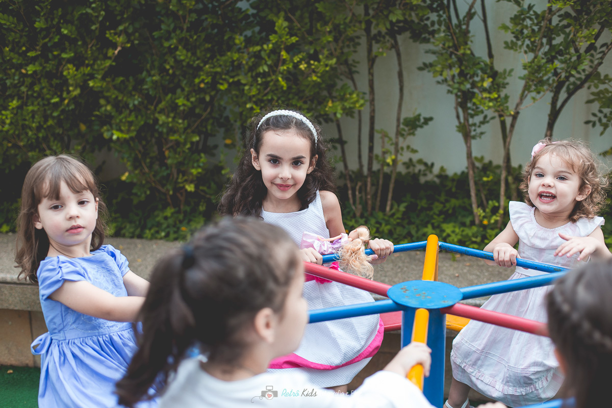 Primos brincando na festa da Lívia em SP