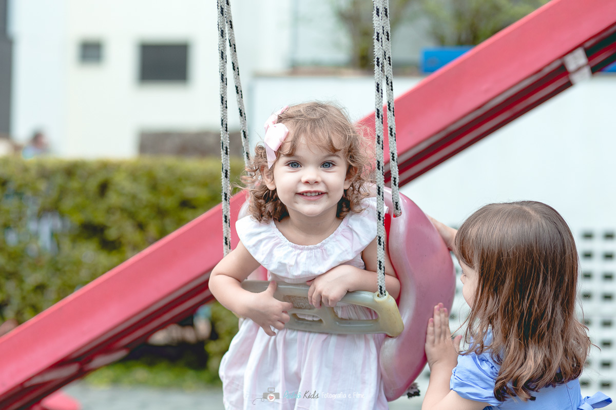 Lívia brincando no balanço por Retrô Kids Fotografia
