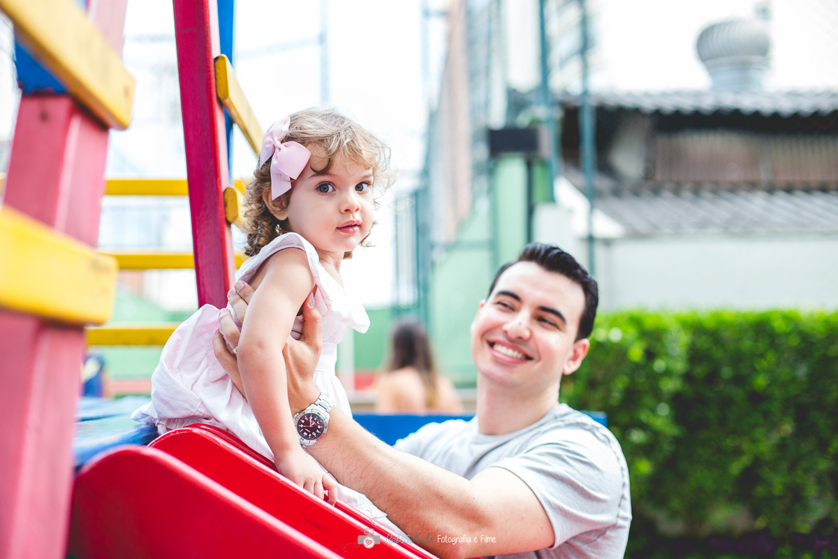 Papai brincando com a Lívia na sua festa de 2 anos