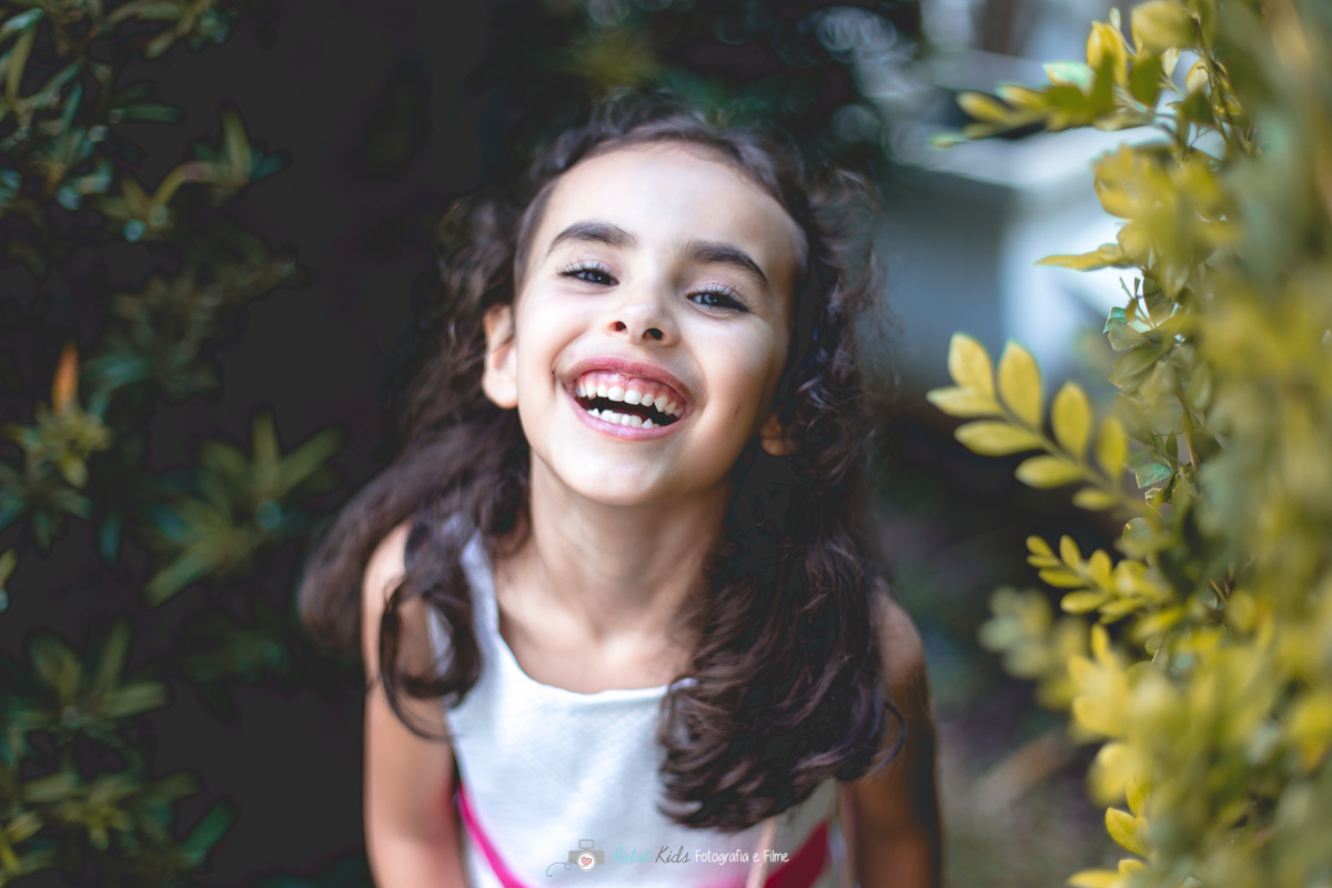 Irmã mais velha sorrindo para retrato
