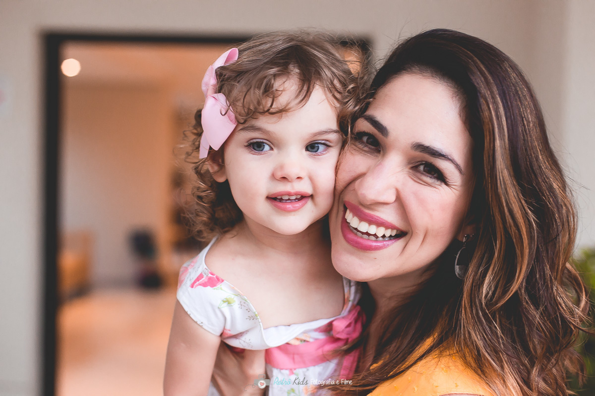 Madrinha brincando com a Lívia