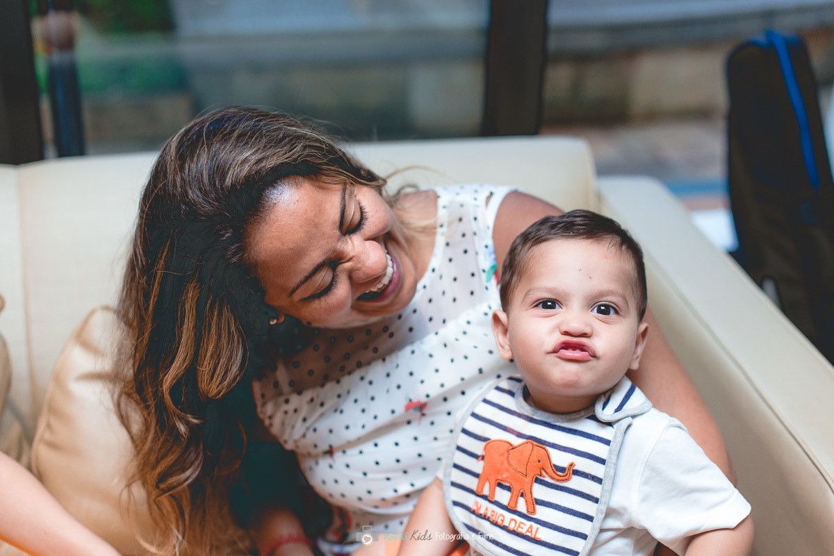 Primos se divertindo durante festa infantil