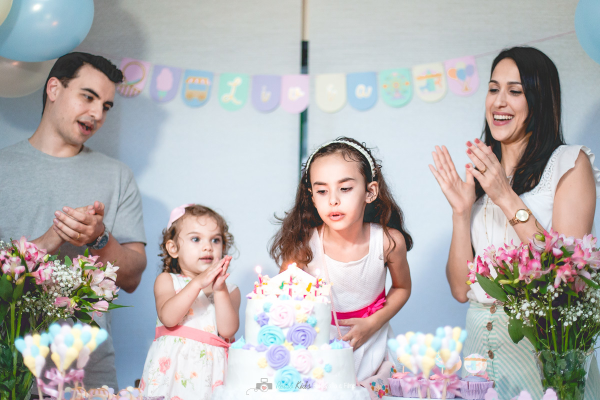 Hora do parabéns e a família muito feliz para comemorar os 2 aninhos da Lívia