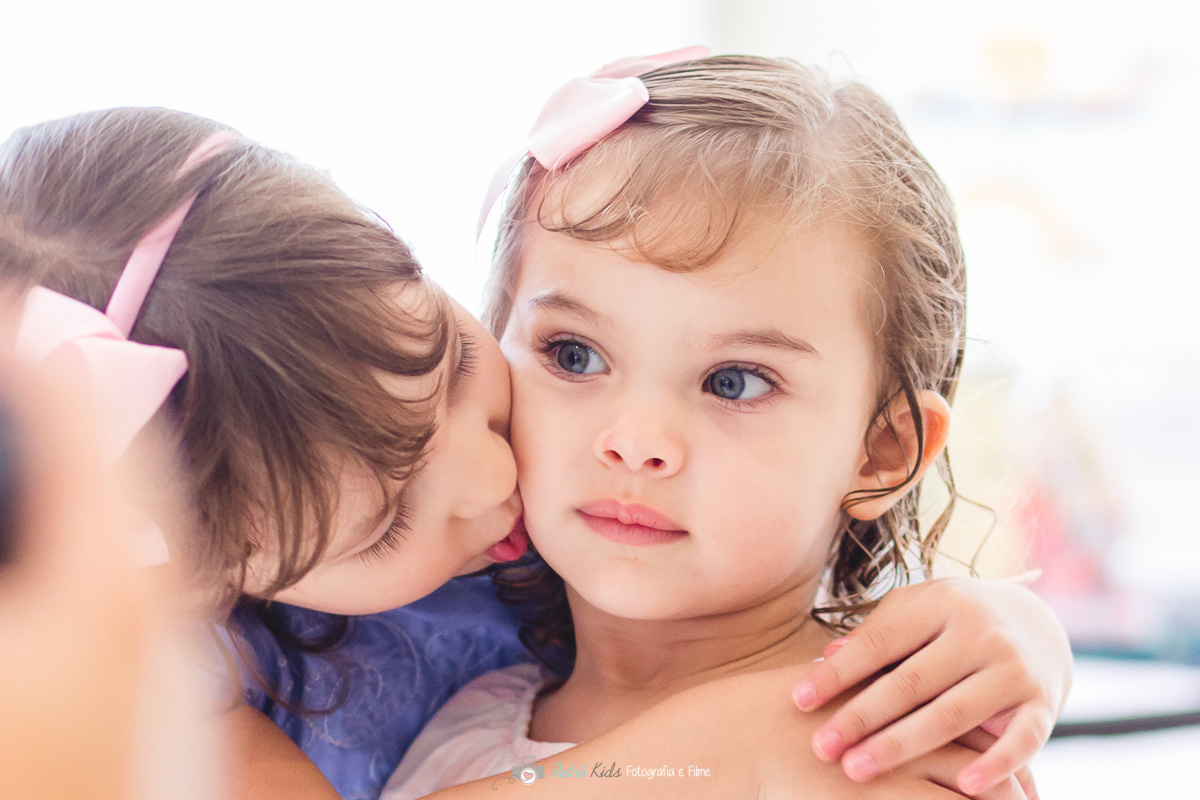 Fotografia do beijo carinhoso da prima na Lívia no seu aniversário de 2 anos
