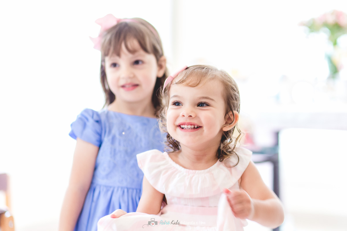 Fotografia da Lívia e a prima se divertindo em sua festa de 2 anos