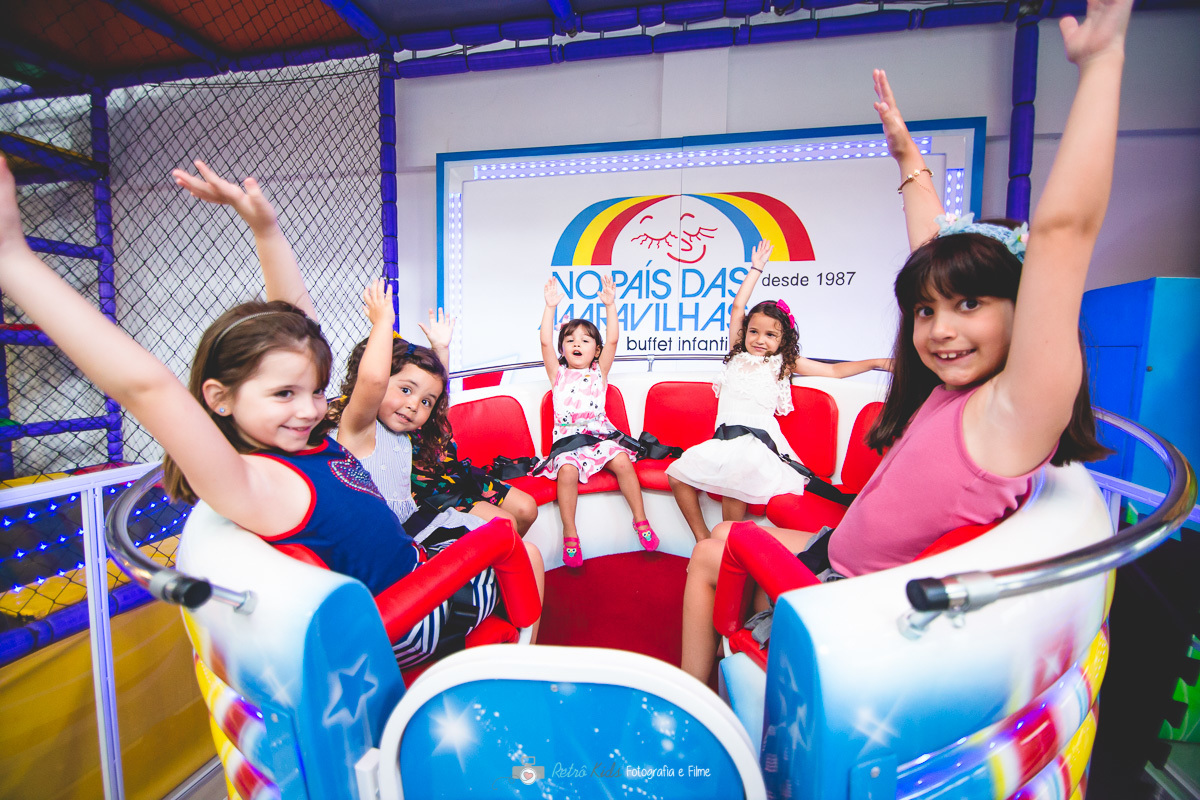 Crianças brincando no La Bamba do Buffet No País das Maravilhas em Moema SP