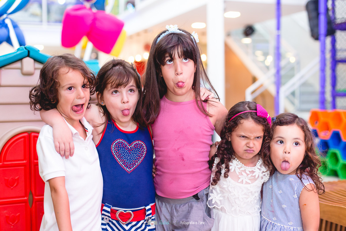 Primos do Victor fazendo careta para fotografia da festa infantil do Victor