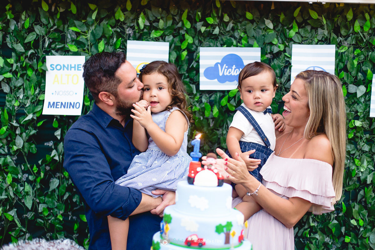 Papais cantando parabéns para o Victor em comemoração do seu primeiro aninho