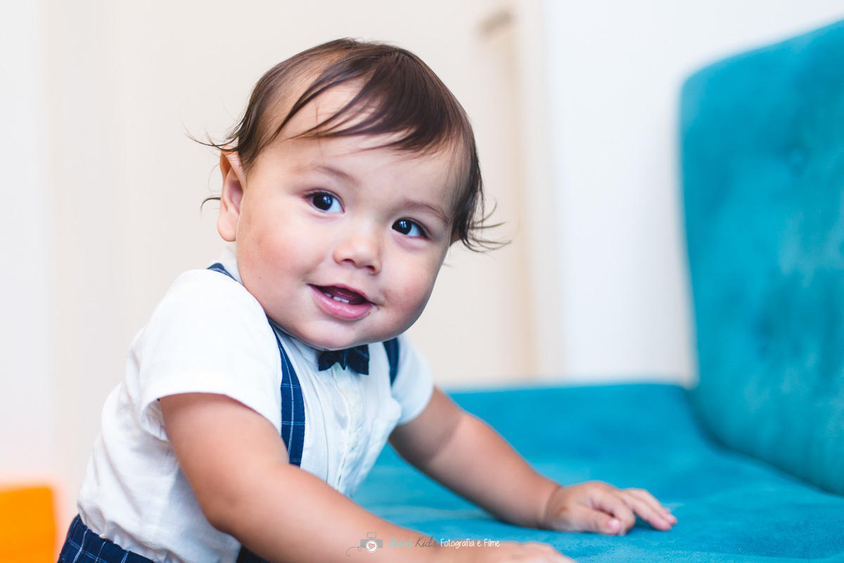 aniversariante em pé em cima do sofa do Buffet em Moema