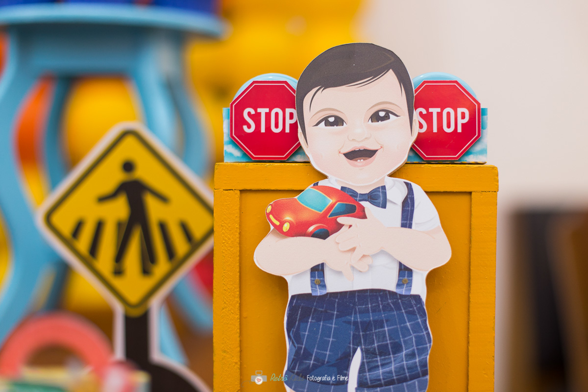 detalhes da mesa decorada do Victor 1 aninho