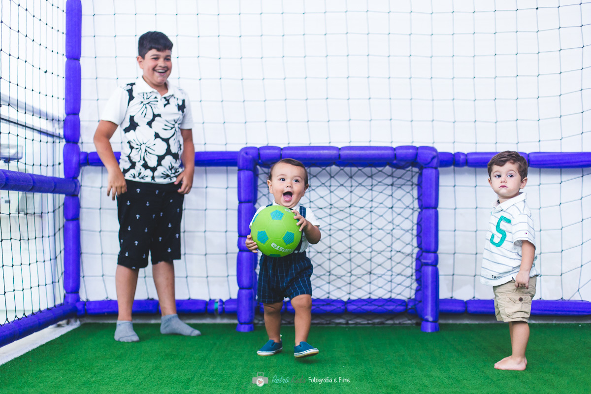 Victor brincando de futebol