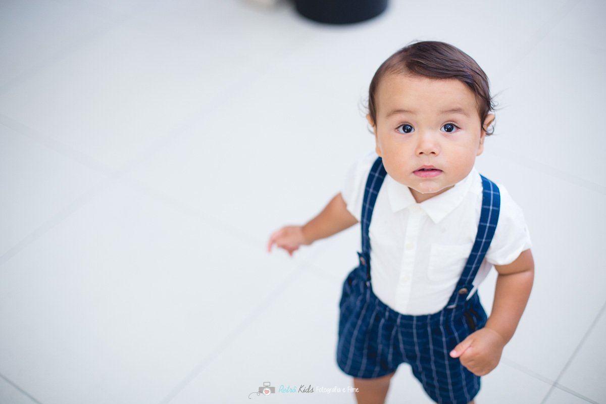 Victor de 1 aninho olhando para o fotografia