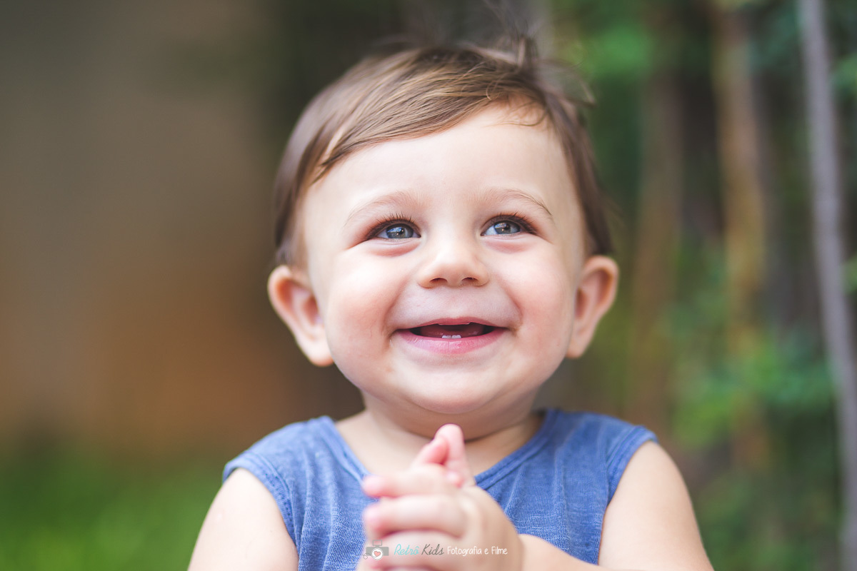 aniversariante super risonho na área verde da casa