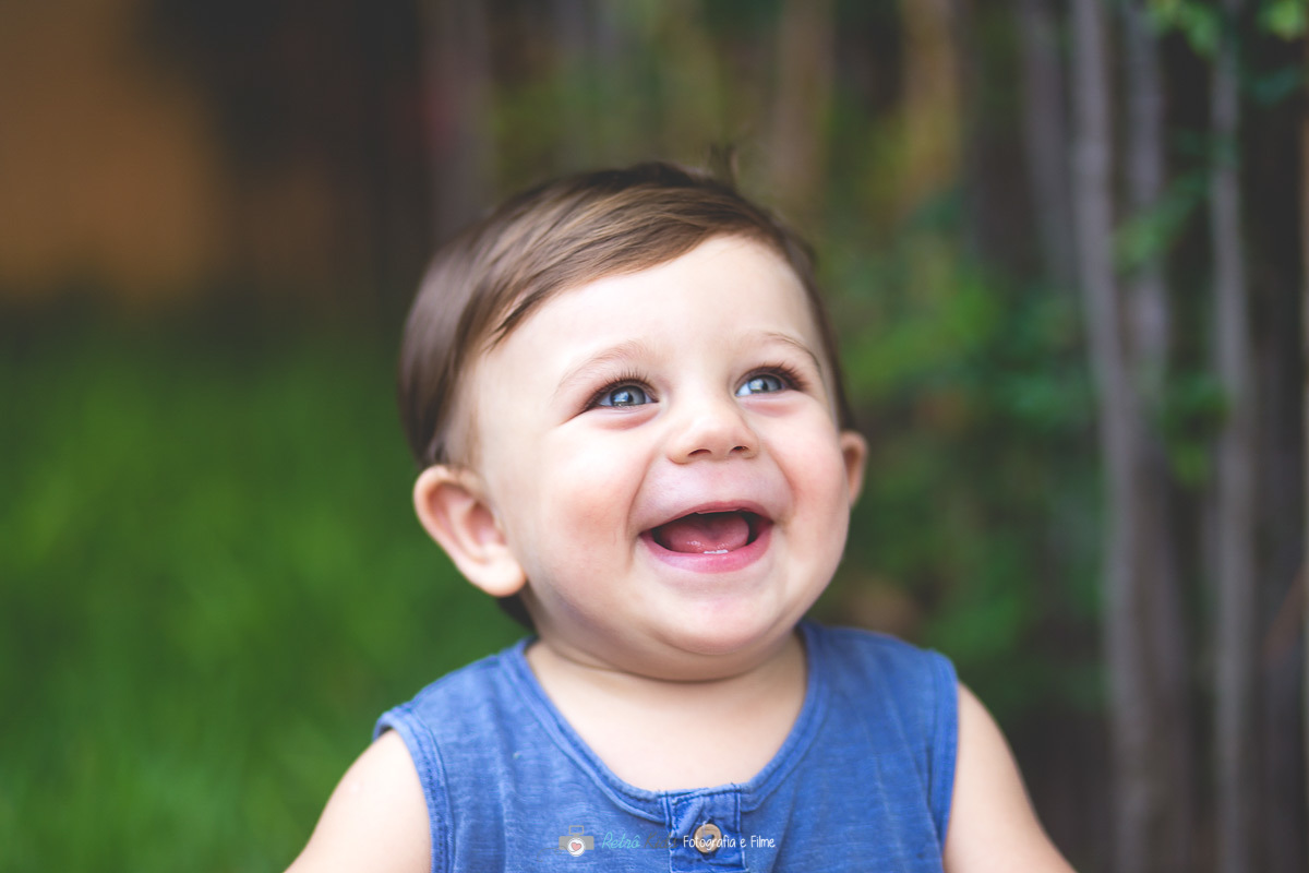 fotografia infantil com o Davi muito feliz com sua festa de aniversário por retrô kids fotografia