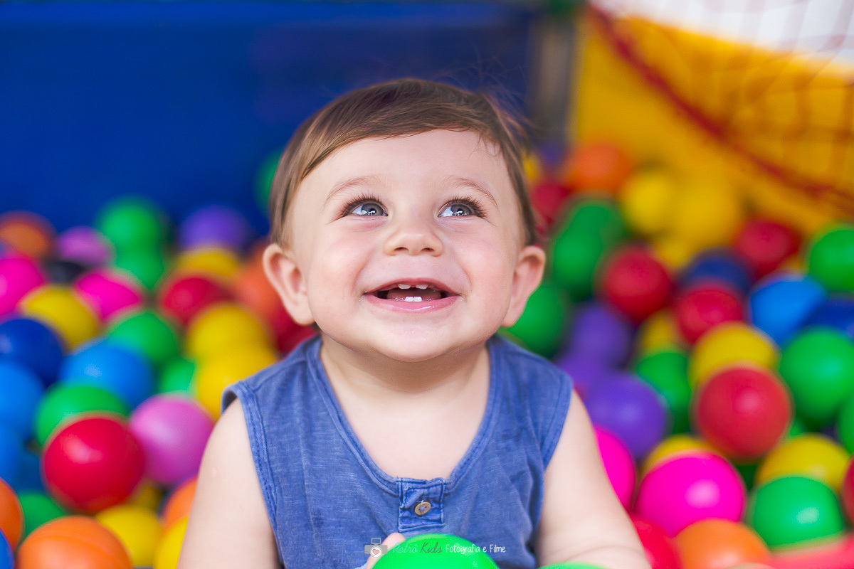 muita diversão na piscina de bolinhas para comemorar o primeiro aniversário do davi