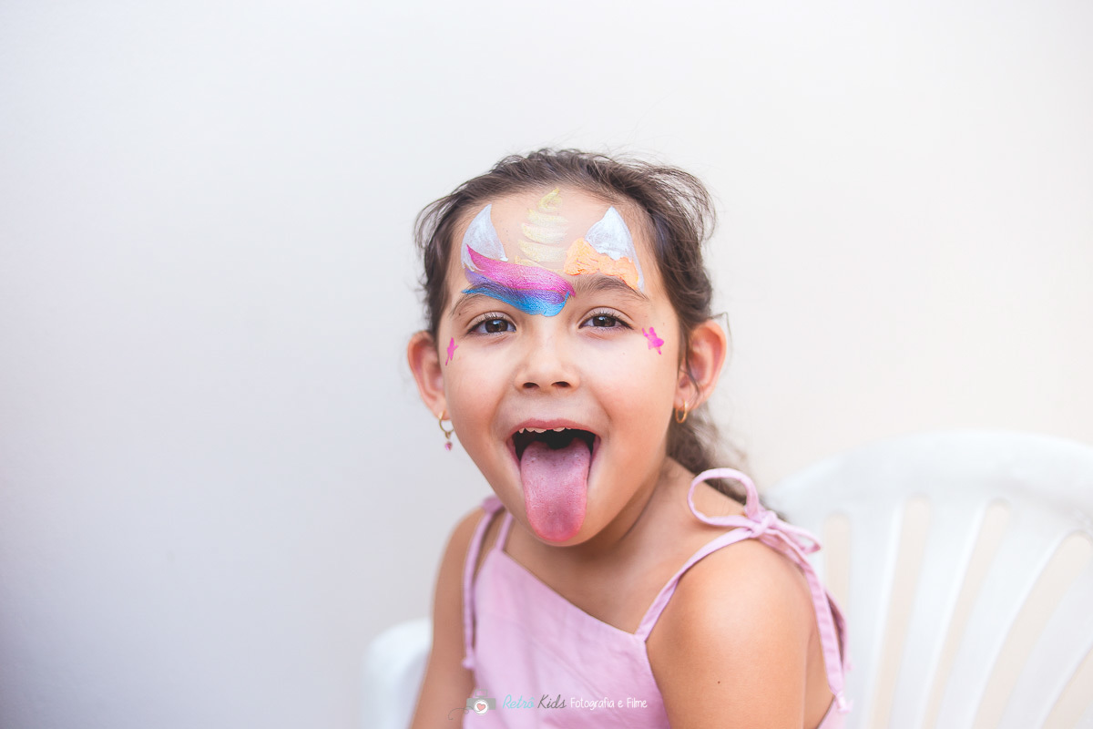 Prima com pintura no rosto