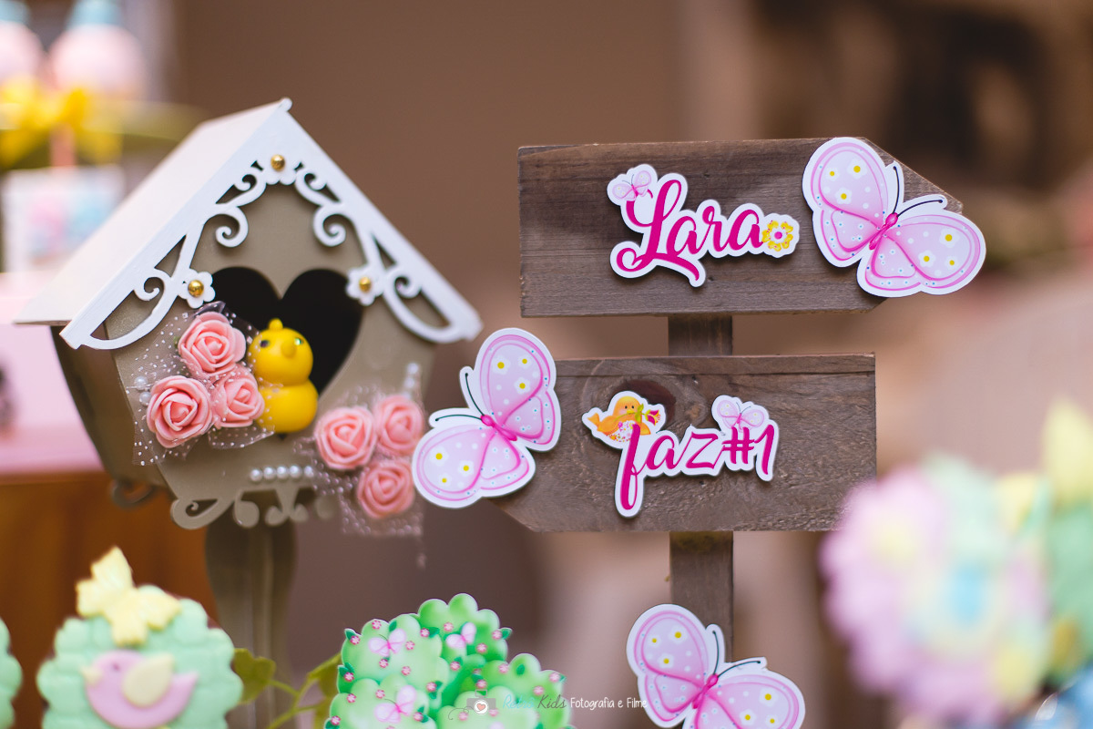 decoração da mesa para festa infantil com o tema jardim