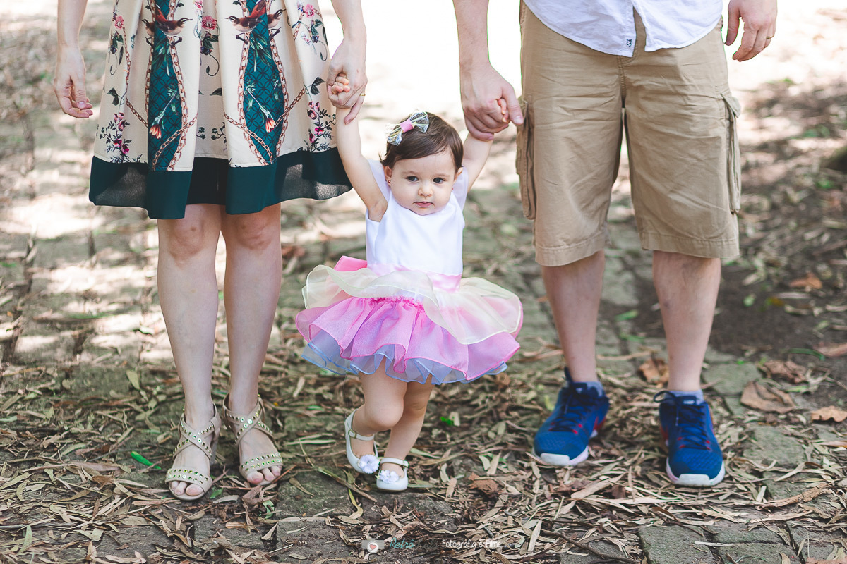 Lara Liz brincando no parque na sessão de ensaio família