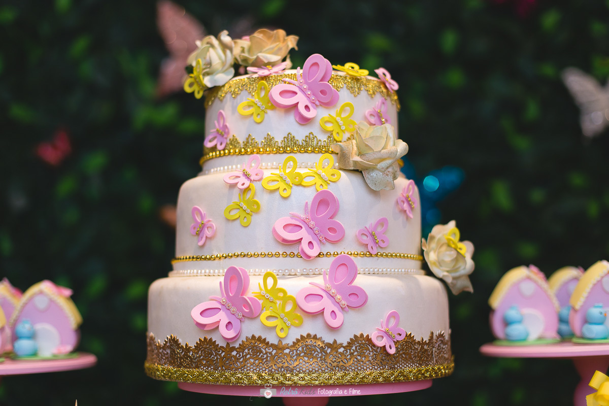 Bolo da mesa decorada da Lara Liz para comemorar seu 1 aninho com o tema Jardim