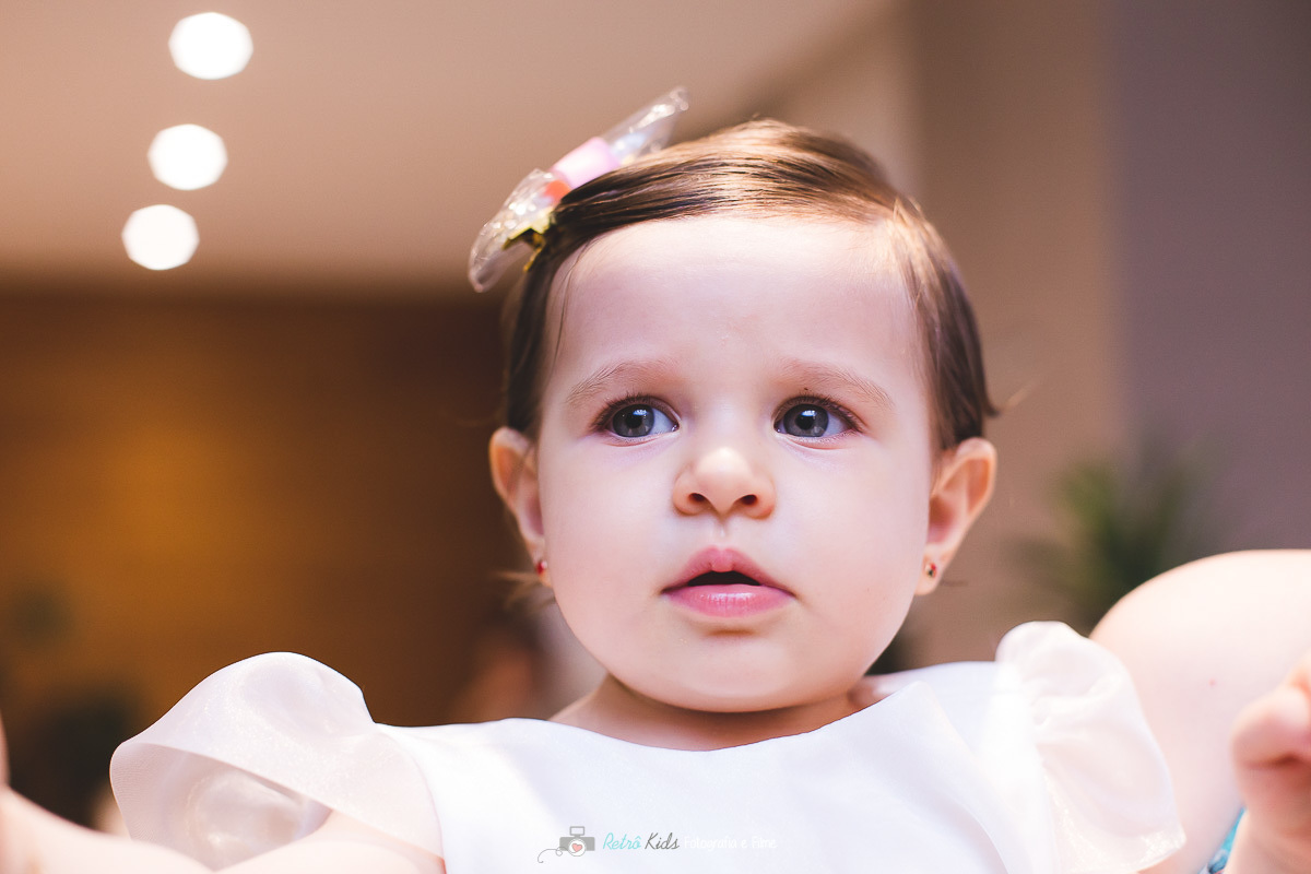 Lara em frente sua mesa decorada para comemorar seu primeiro aniversário