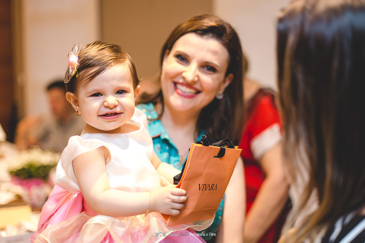 Aniversariante recebendo os presentes na sua festa de aniversário