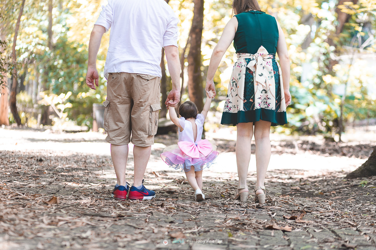 Retrato de costas da família curtindo o ensaio ao ar livre