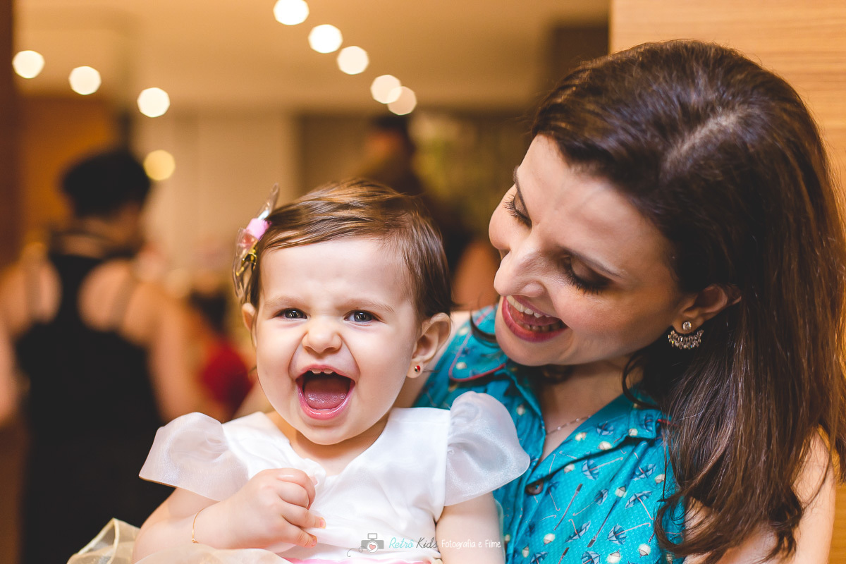 Retrato de mãe e filha se divertindo