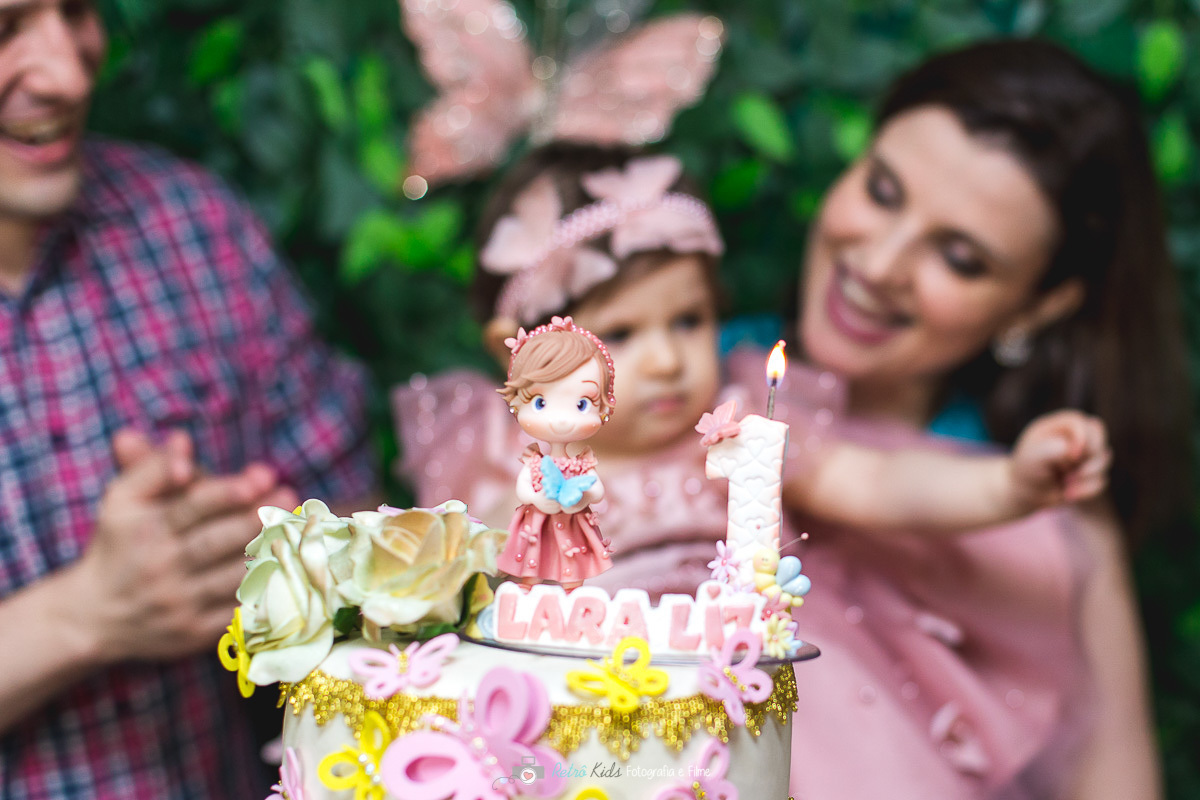 detalhes do bolo de aniversário durante o parabéns por retrô kids fotografia