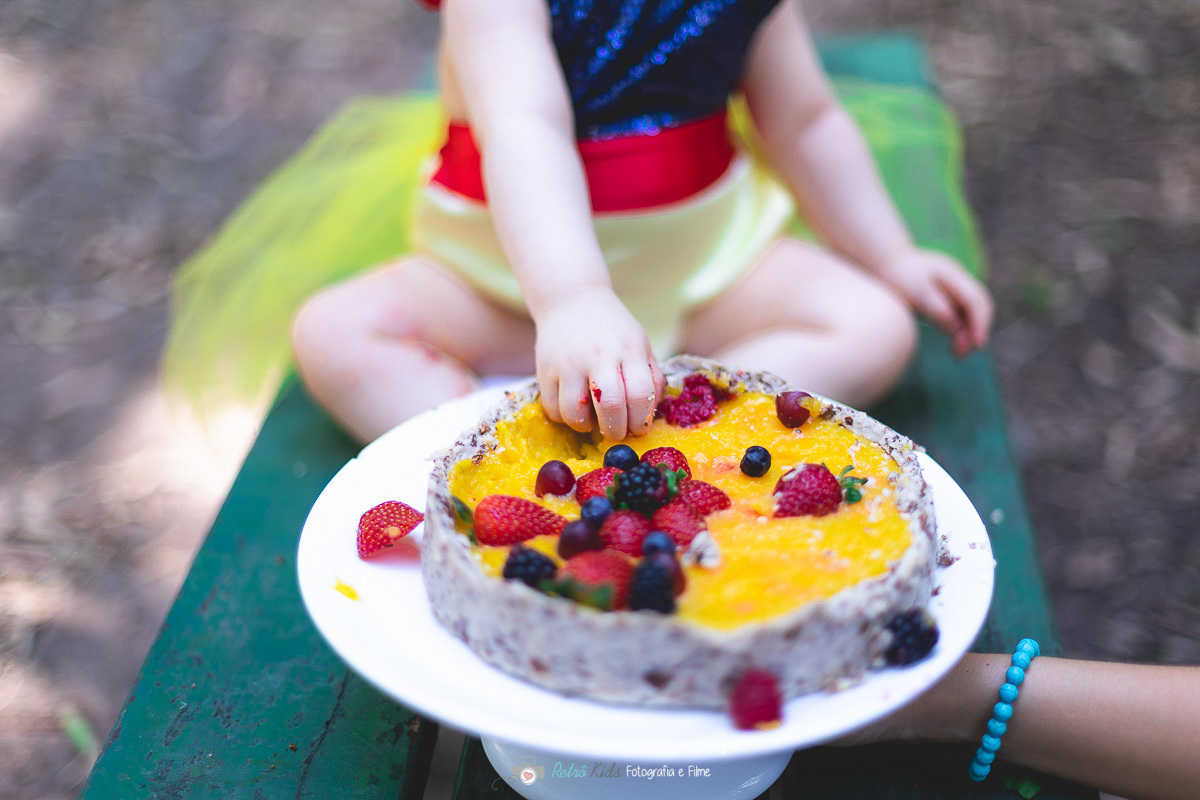 Lara Liz brincando com o bolo do seu ensaio smash the cake