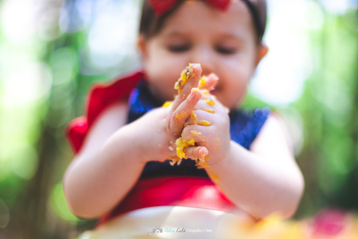 Esmagando o bolo no parque ao ar livre