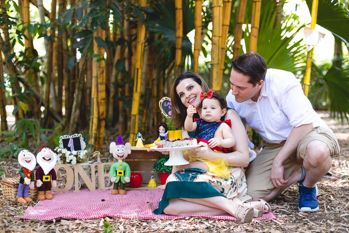 Família participando do ensaio smash the cake ao ar livre