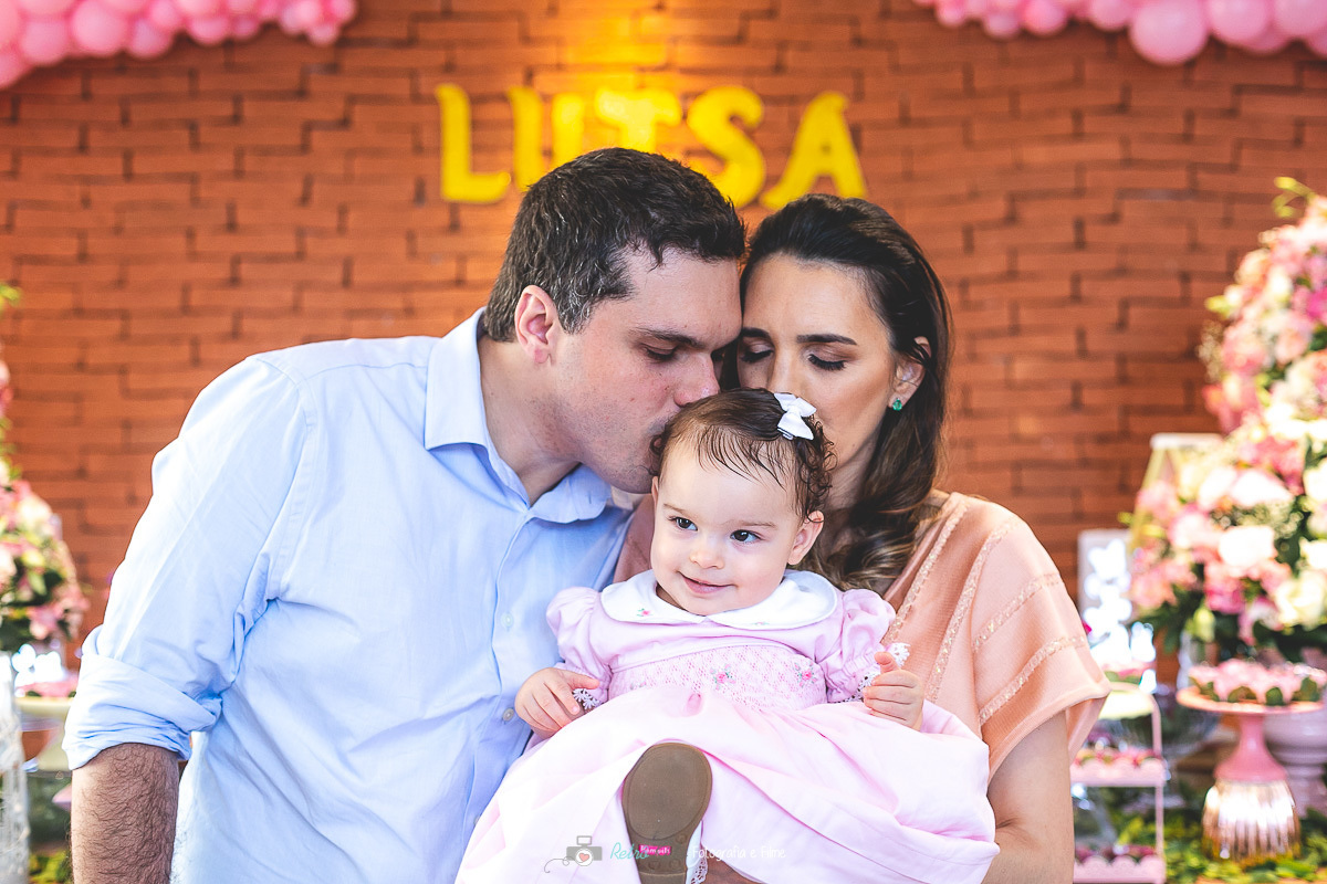 Papais da Luisa beijando
