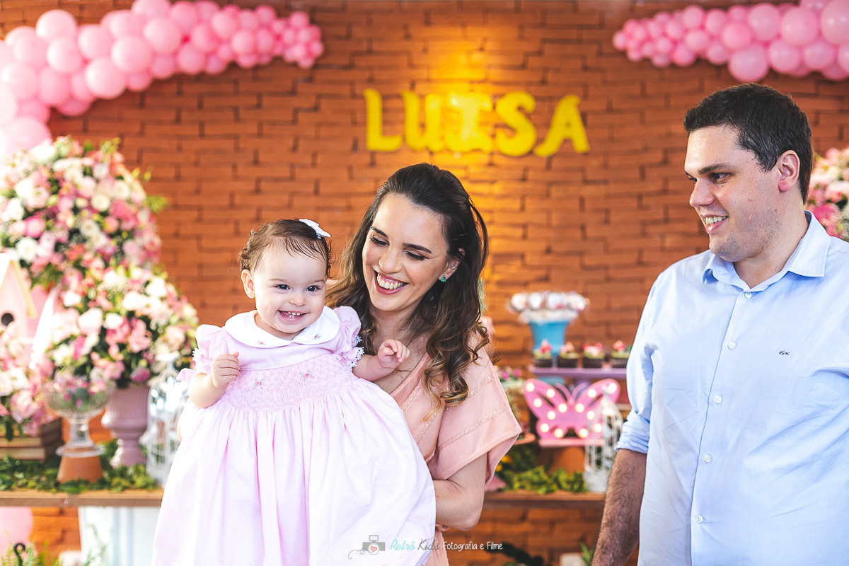 Papais olhando para a Luísa no Buffet Engenho em Moema