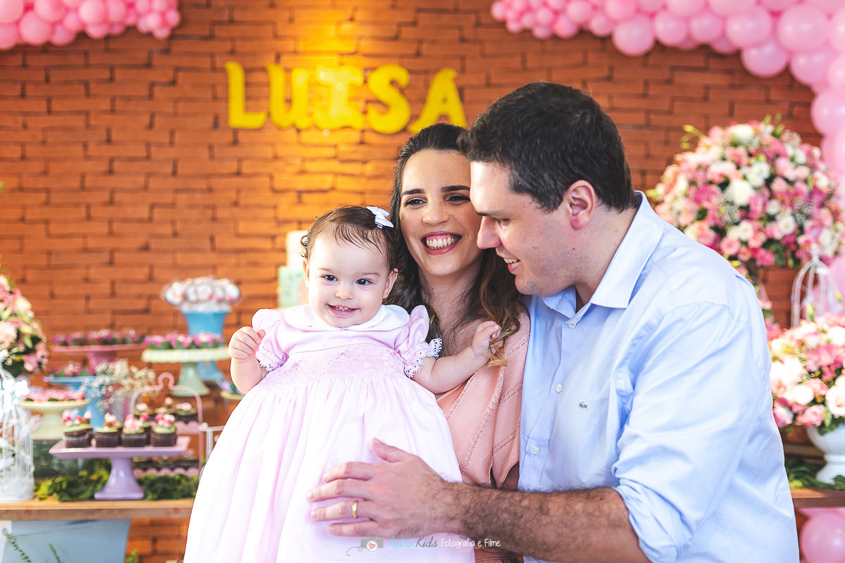 Interação entre os pais para comemorar o aniversário com o tema Jardim da Luísa