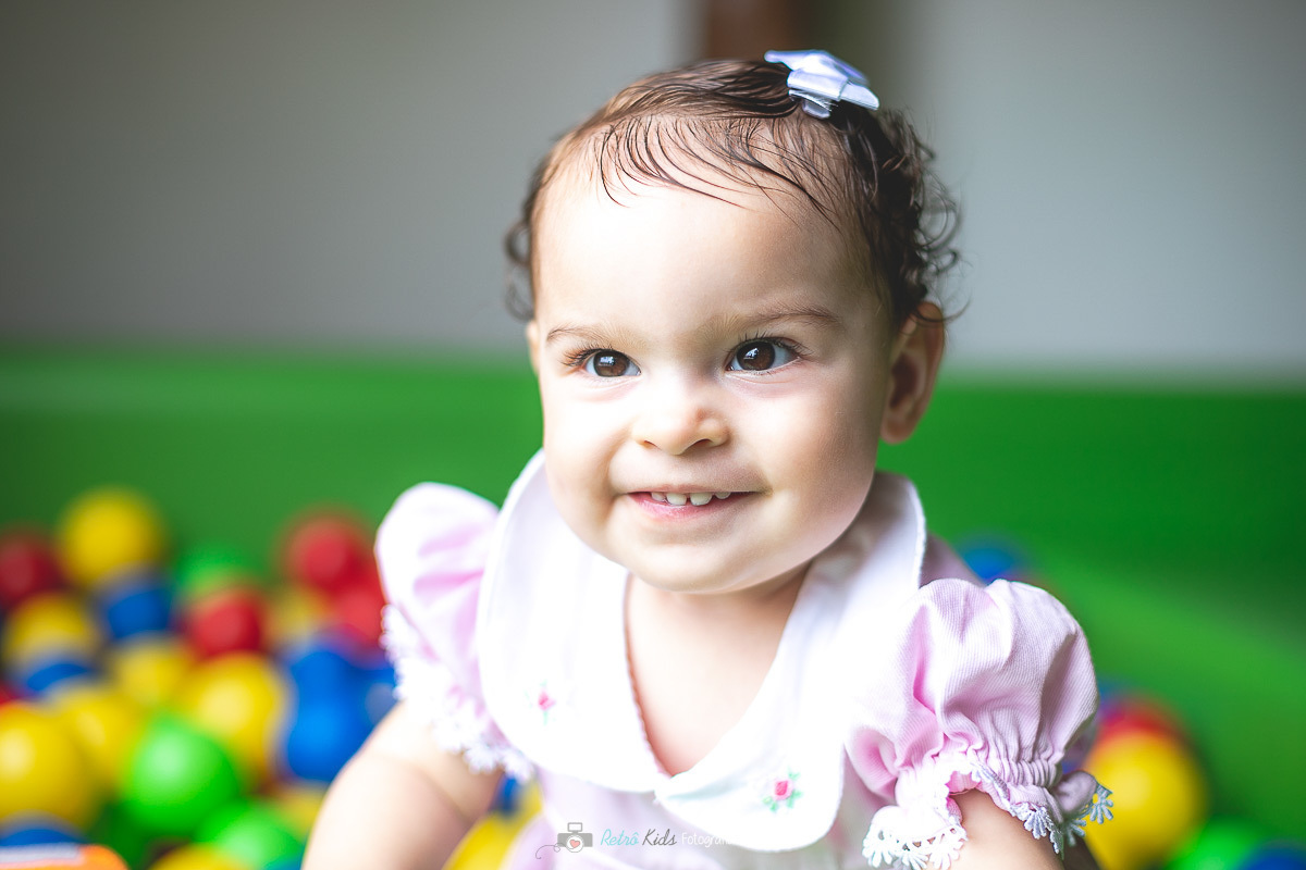 Luísa  brincando na piscina de bolinhas na sua festa infantil de 1 ano
