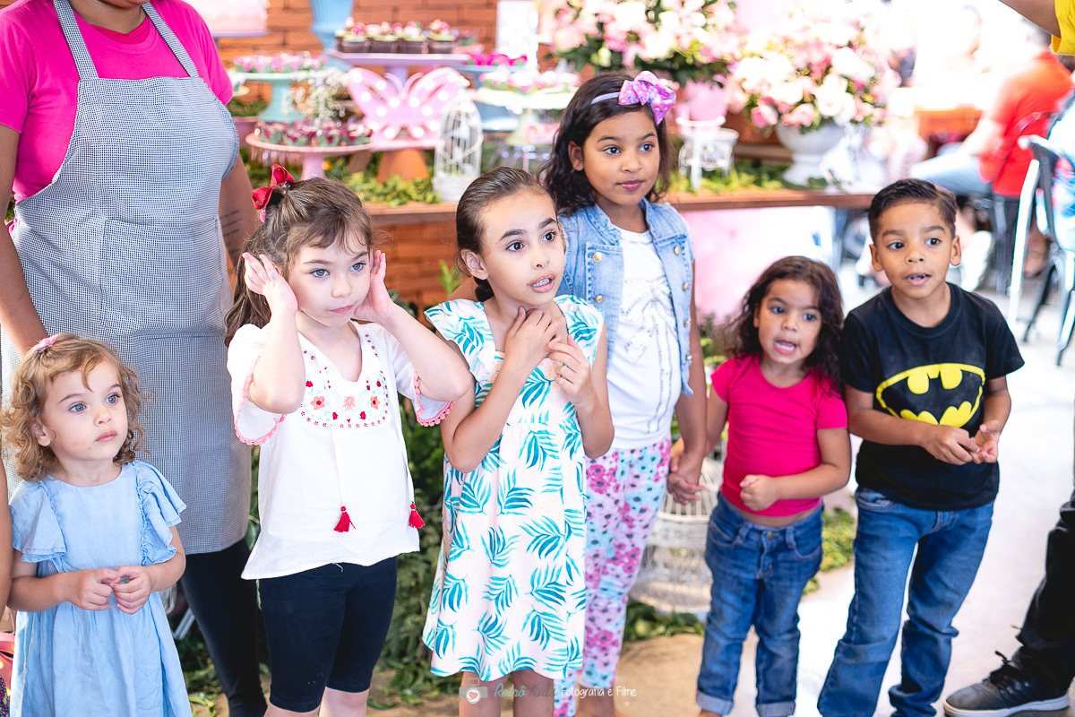 Retrato de todas as crianças brincando na festa infantil da Luísa
