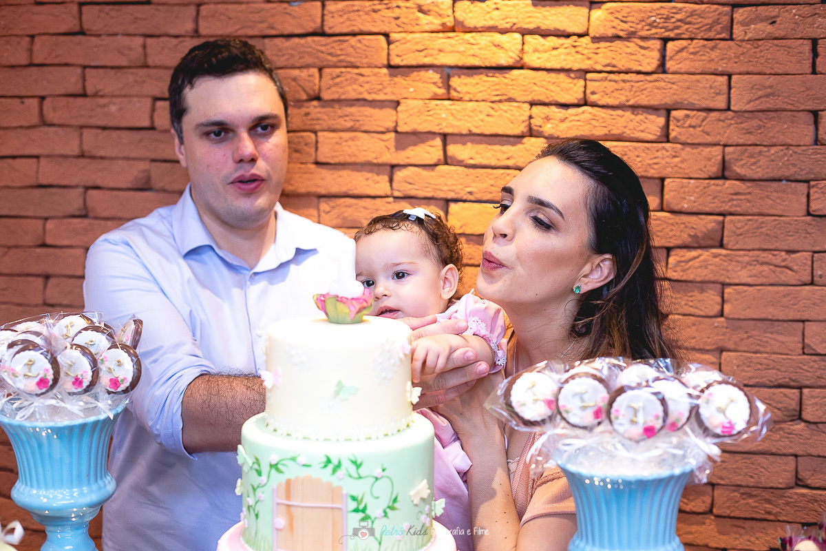 Luísa assoprando sua vela de 1 aninho no Buffet Engenho Moema em SP