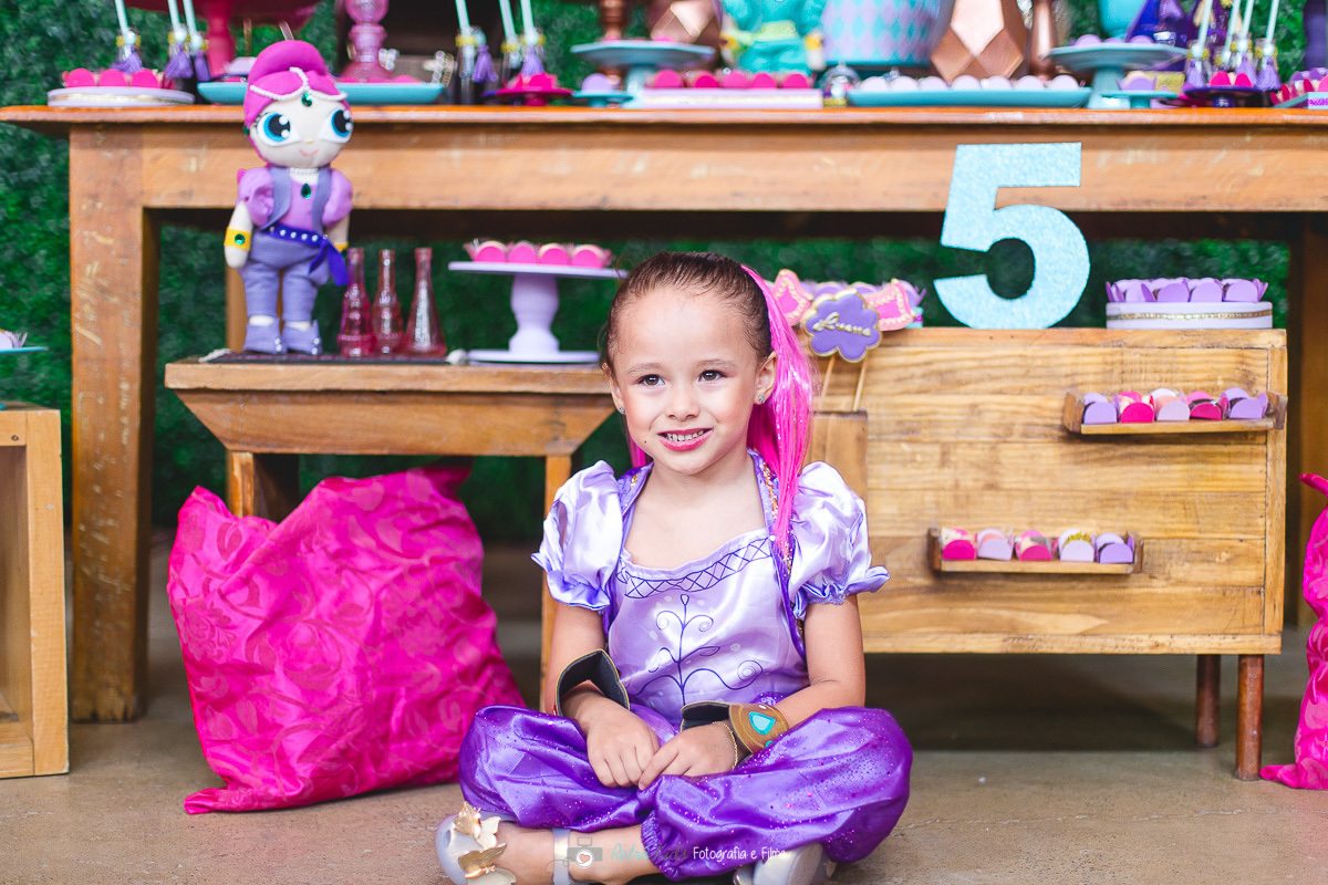 Aniversariante Luana em frente a sua mesa decorada com o tema shimmer e shine  no Espaço Pindorama