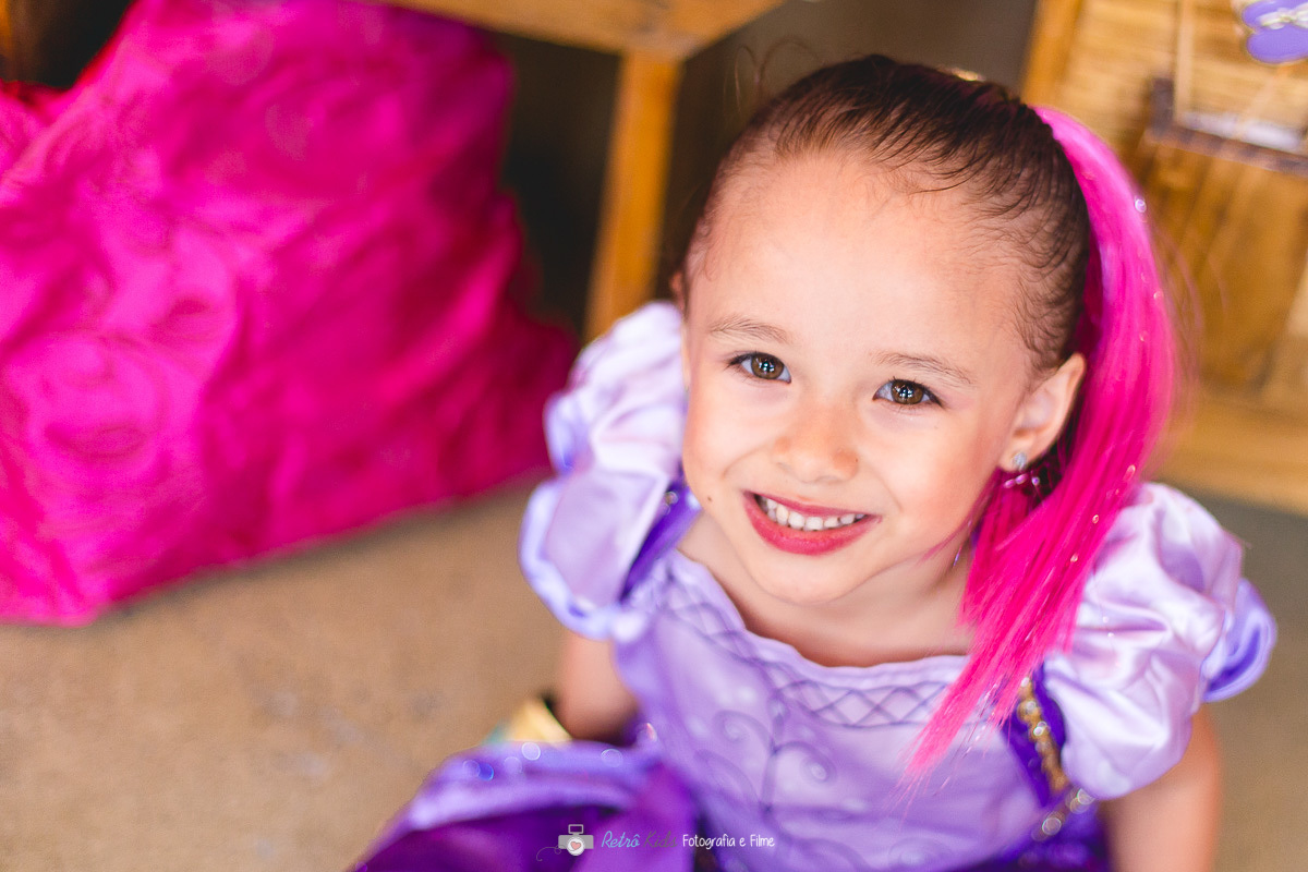 Luana posando para retrato na sua festa de aniversário