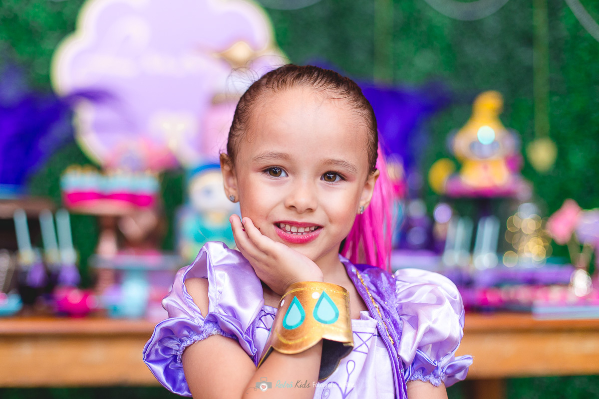 Luana com roupa dos personagens shimmer e shine para comemorar seus 5 anos