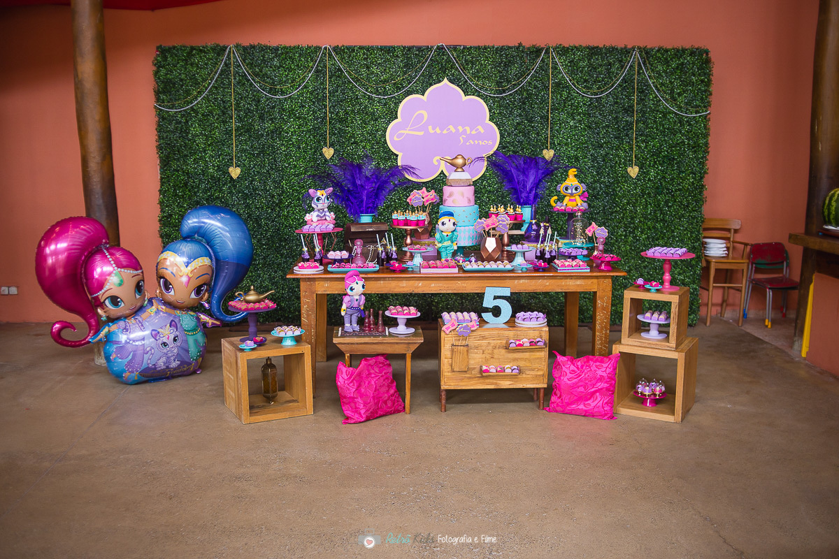Decoração personalizada com o tema shimmer e shine no Espaço Pindorama localizado em SP, na Vila Olimpia.
